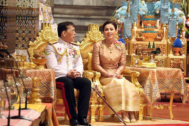 泰国小公主迎来36岁，匍匐在父王脚边等祝福，大姐昏迷快一个月了（组图） - 4
