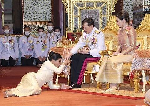 泰国小公主迎来36岁，匍匐在父王脚边等祝福，大姐昏迷快一个月了（组图） - 2