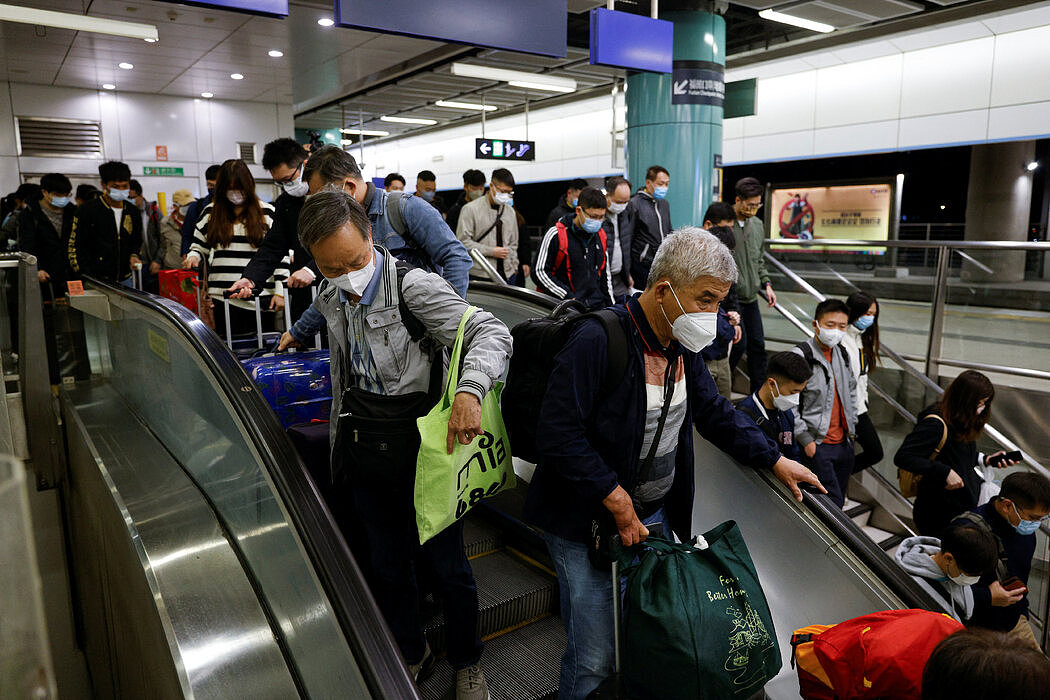 前往中国内地边检站的香港旅客，摄于周日。