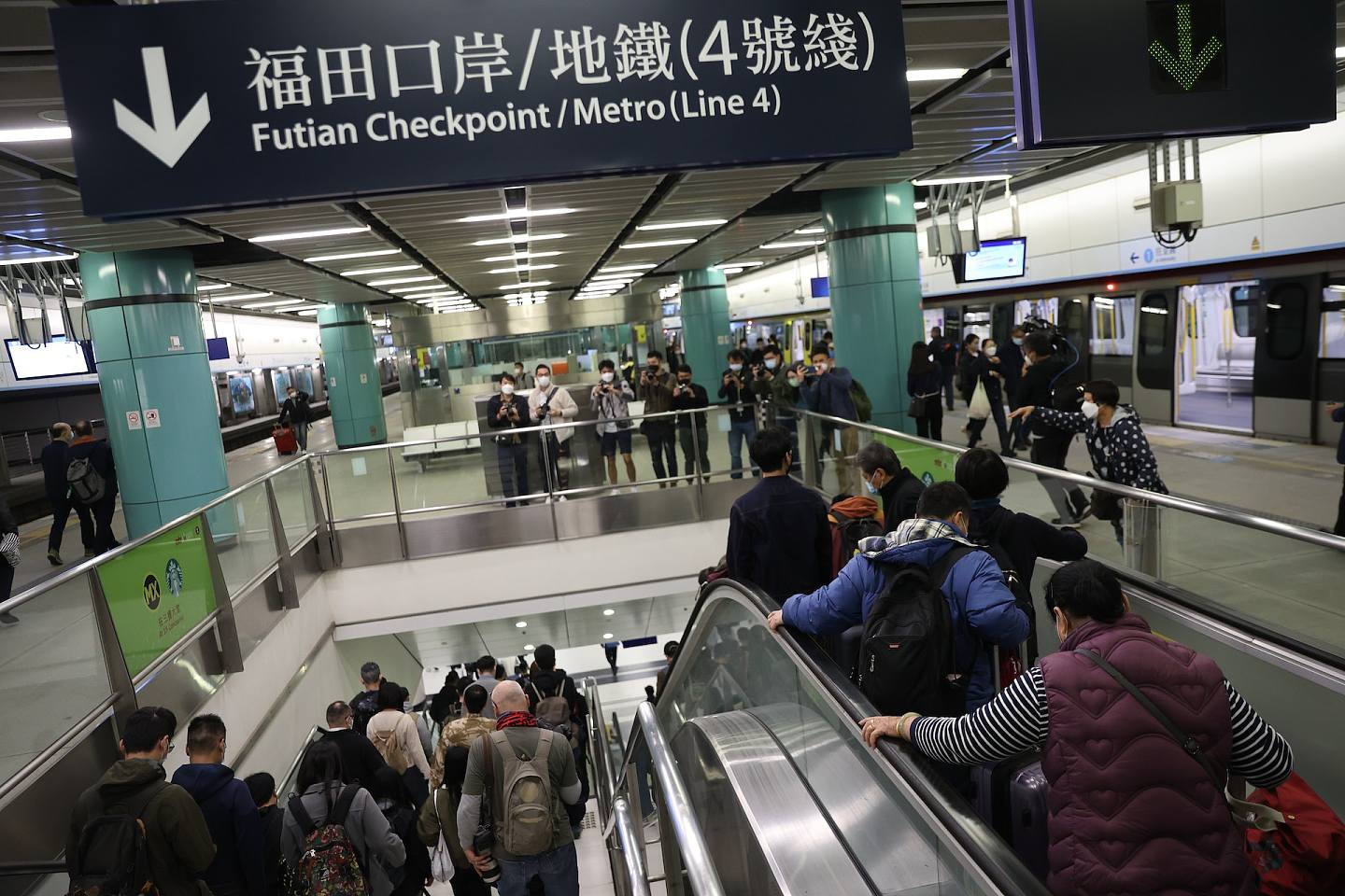 香港與內地1月8日恢復免檢疫通關，落馬洲管制站在早上6時半重開，一早有不少人乘搭東鐵列車抵達落馬洲站，等候開關。（鄭子峰攝）