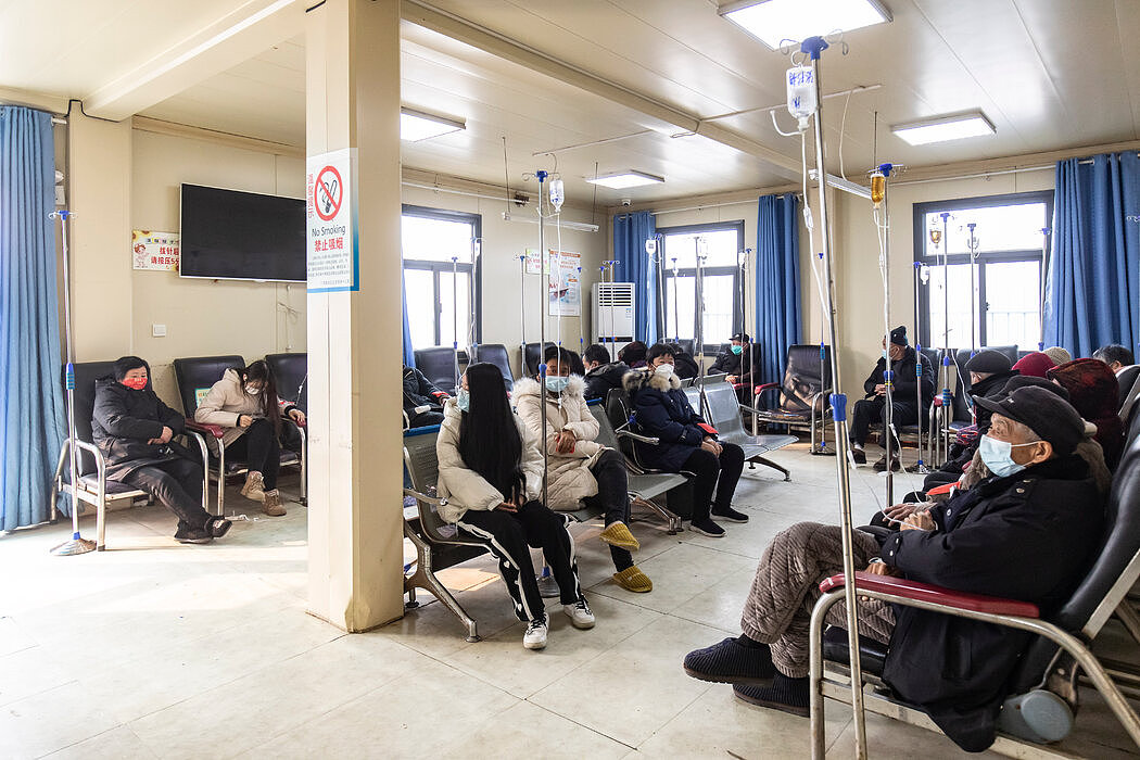 周四，河南中牟县的一处社区卫生服务中心。这些农村设施是防止县医院人满为患的分流系统的第一道防线，但许多设施都面临压力。