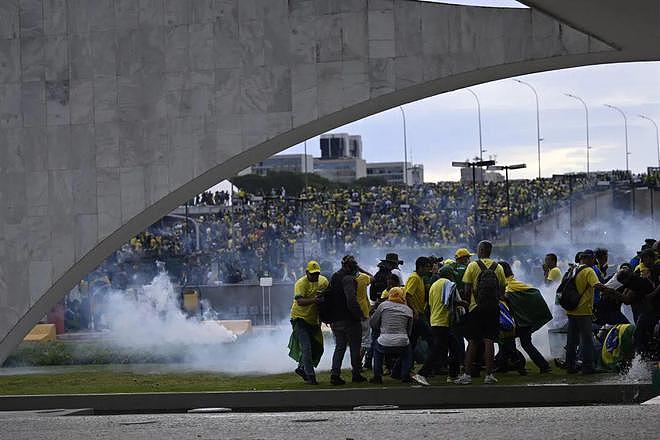 巴西前总统支持者暴力冲击国会，400人被捕！中国大使馆紧急提醒… - 4