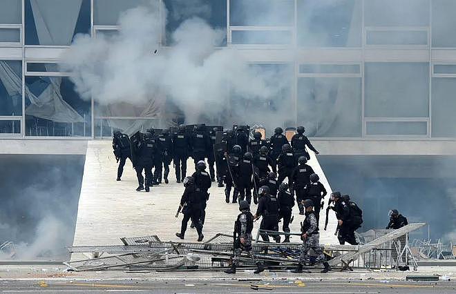 巴西前总统支持者暴力冲击国会，400人被捕！中国大使馆紧急提醒… - 5