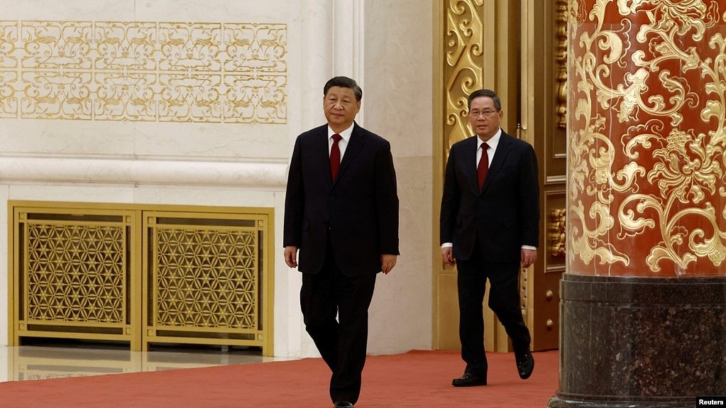 2022年10月23日在北京人大会堂，李强跟在中国领导人习近平后面与媒体会面。