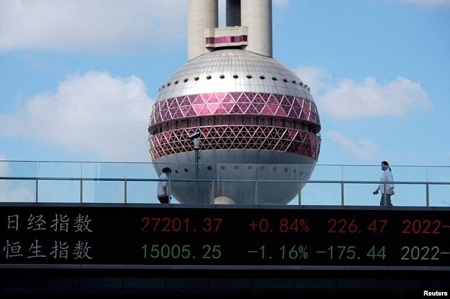 资料照：上海陆家嘴金融区的一块电子显示屏在显示即时股市信息。（2022年10月25日）