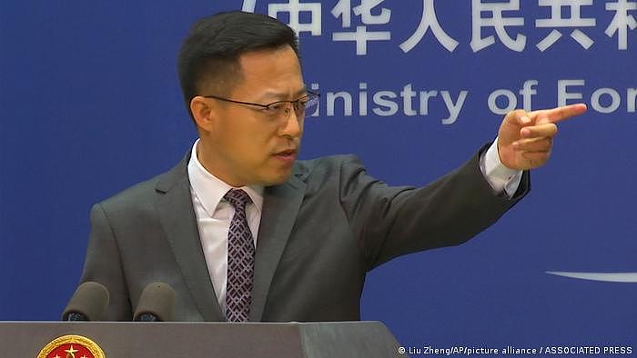 2020年初，赵立坚开始以外交部发言人的身份主持外交部例行记者会
