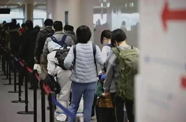 “像犯了罪一样！”中国游客吐槽赴韩经历：一下飞机就被挂黄牌，还要自费8万韩元做核酸（组图） - 12