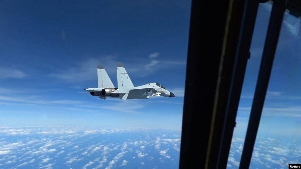 中国一架J-11战斗机在南中国海上空拦截一架美国空军RC-135飞机。（2022年12月21日）