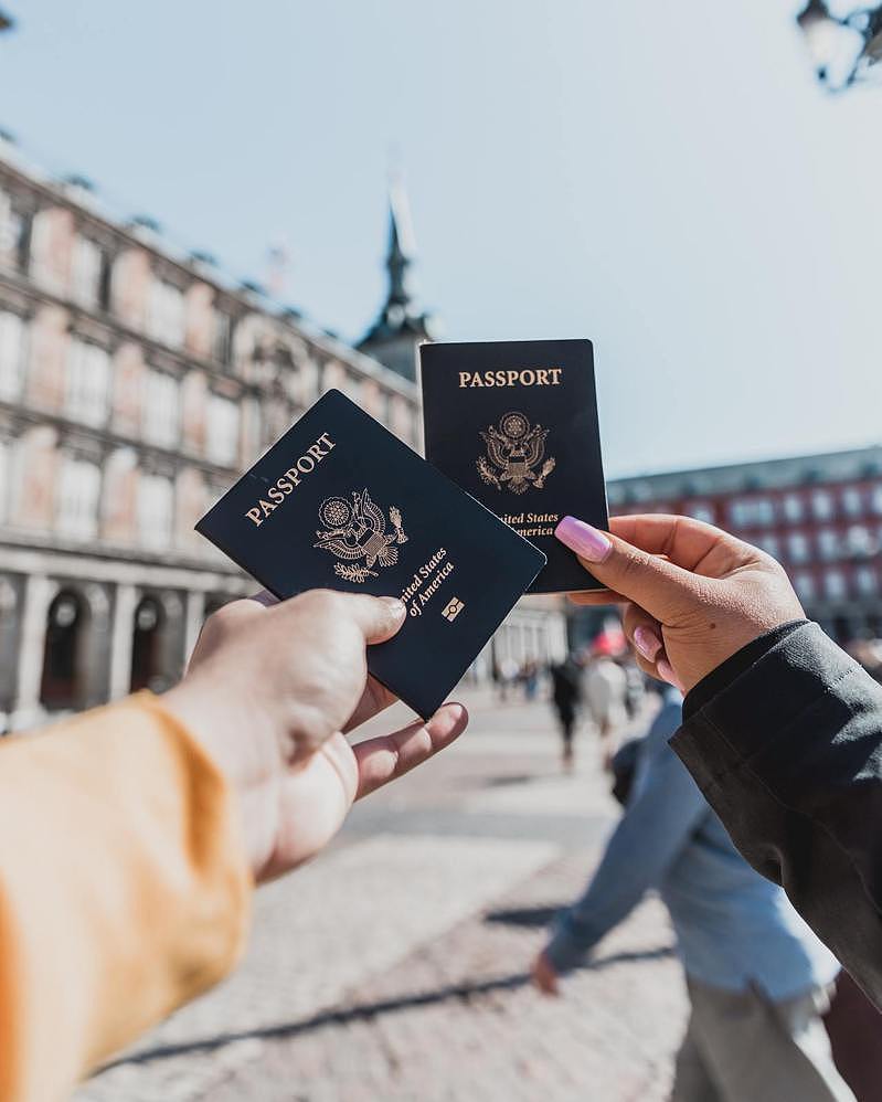 同时拥有中美两本护照出入境的「可行」吗？（取材自unsplash）