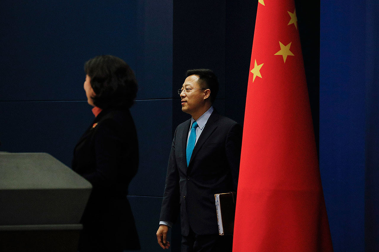 2020年2月24日，在北京举行的每日简报会上，中国外交部新任发言人赵立坚（右）与发言人华春莹（美联社资料图）