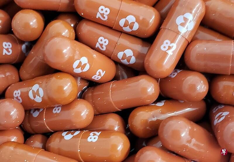 默沙东公司的冠病口服药莫那比拉韦（Molnupiravir，中国称“莫诺拉韦胶囊”）每瓶售价为1500元（人民币，下同，294.6新元），望于农历新年前在中国市面上开售。（路透社档案图）
