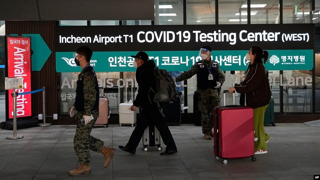 来自中国的旅客2023年1月10日抵达韩国仁川机场