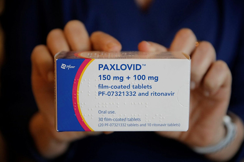 Paxlovid是由辉瑞研发的COVID-19口服抗病毒药品，是一种蛋白酶抑制剂，用以阻断病毒繁殖所需的蛋白酶，预防重症风险。 图：达志影像/美联社（资料照片）