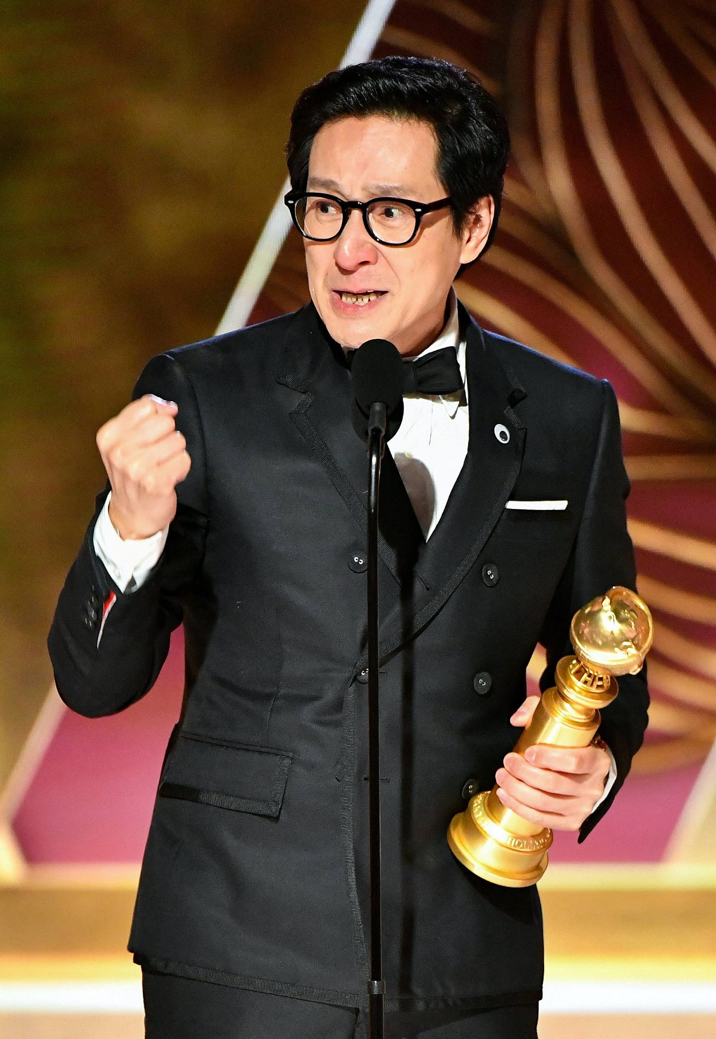 关继威：图为2023年1月10日，美国华裔男演员关继威在《第80届金球奖颁奖礼》上，凭电影《奇异女侠玩救宇宙》夺得金球奖最佳男配角。 （Reuters）