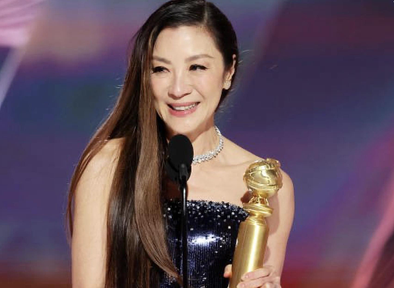 楊紫瓊以電影「媽的多重宇宙」奪下本屆金球獎音樂喜劇類最佳女主角。（取材自推特）