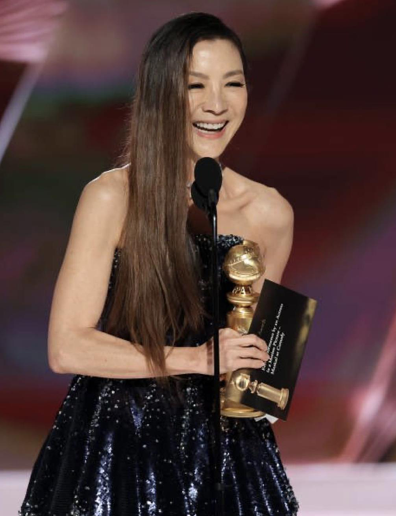 楊紫瓊以電影「媽的多重宇宙」奪下本屆金球獎音樂喜劇類最佳女主角。（取材自推特）