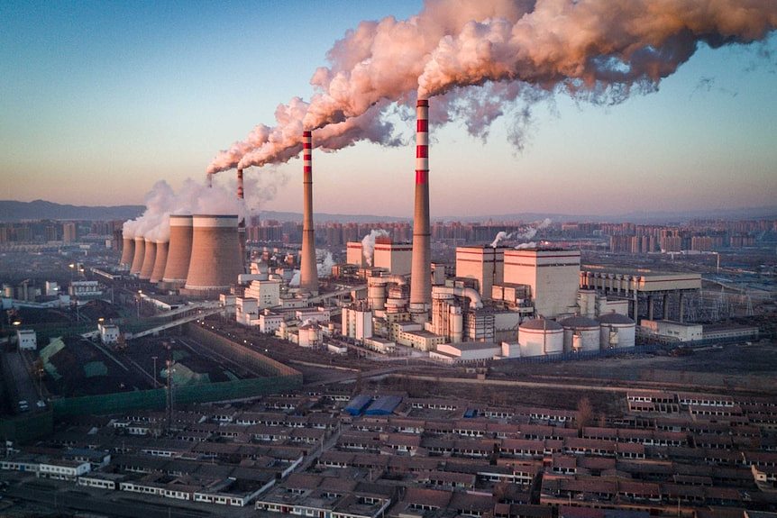 这张照片拍摄的是中国一个居民区附近的一个燃煤发电站。