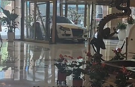 私家车撞入酒店大门。 网图