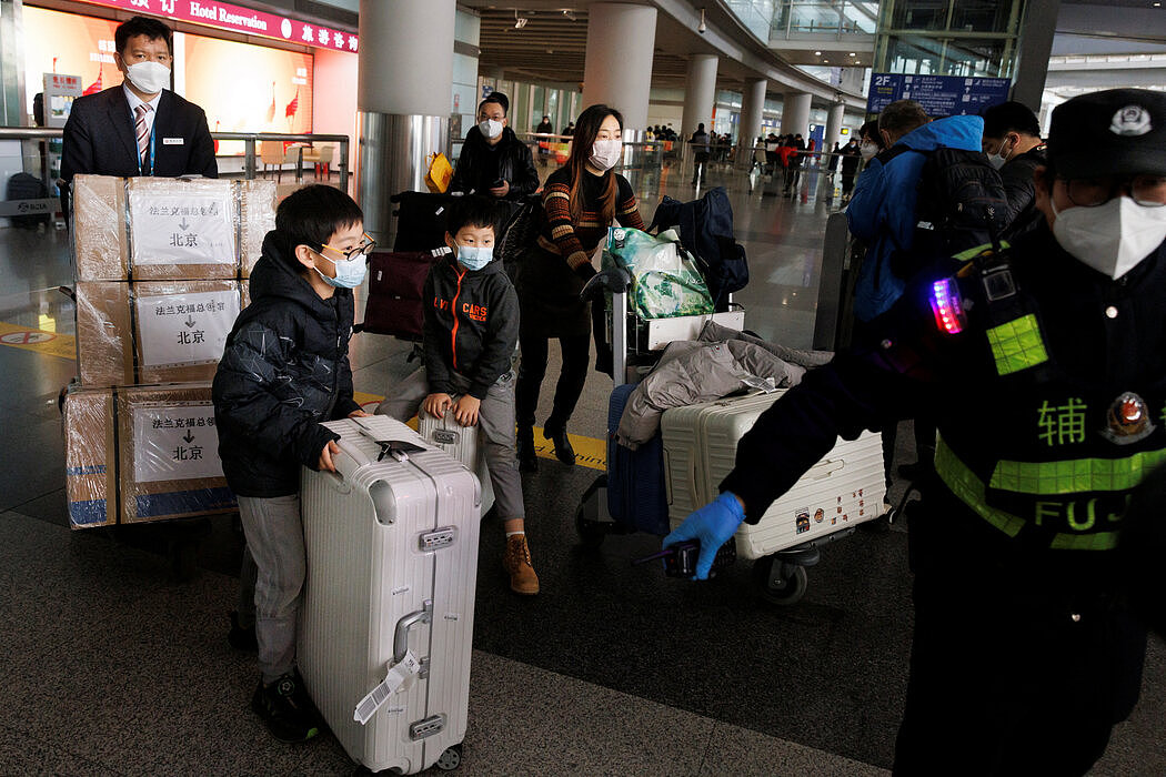 1月，中国取消对入境旅客的检疫要求后，北京首都国际机场的乘客。