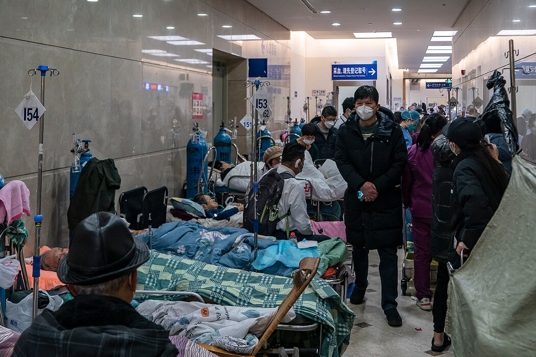周六，上海一家医院的大厅和走廊里挤满了急诊室的病人。