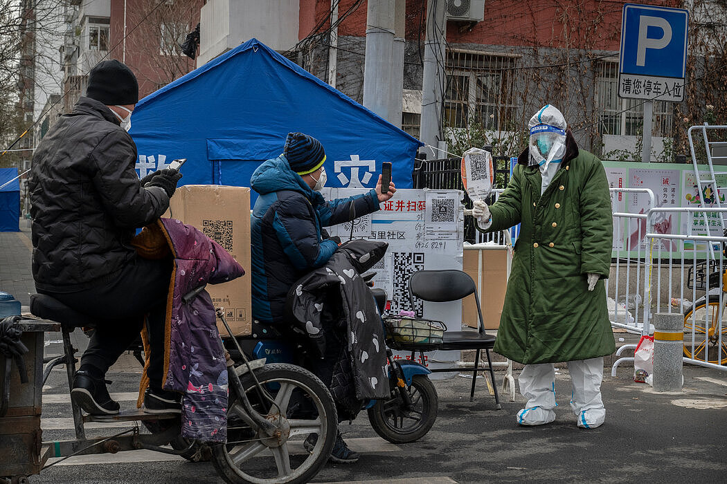 12月，北京的送货司机扫描健康码进入一处封锁区。