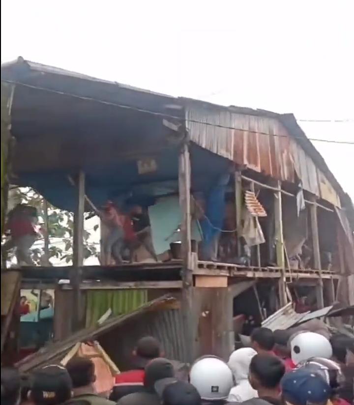 骇人事件曝光后，许多居民闯到肇事者家中破坏铁皮和柱子，旁边还有许多民众围观。 （图翻摄自@Irwan2yah1推特）