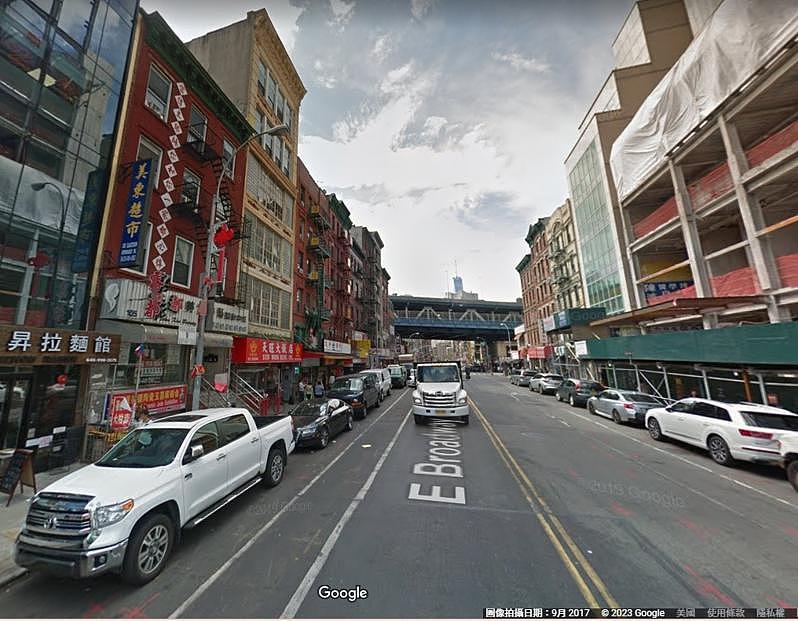 纽约华埠东百老汇街(East Broadway)上一处未挂招牌的机构，疑似中国在全球各地设置的百余处海外警察局之一。 (撷自Google Maps)