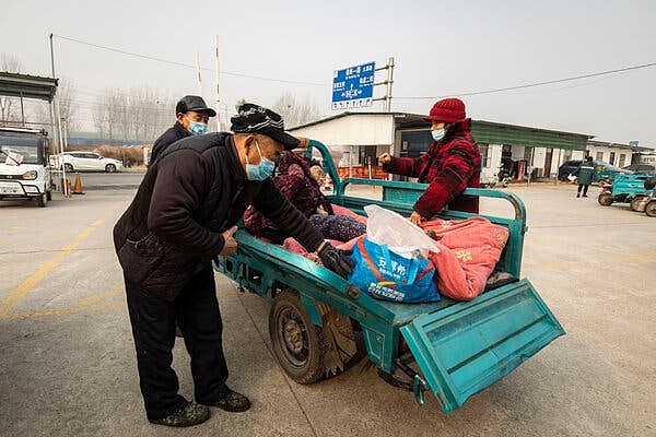 上周，在中国中部，一名女子被人抬上了一辆三轮摩托，他们刚从县医院出来。随着新冠病毒的广泛传播，资金不足的农村医疗保健系统可能不堪重负。