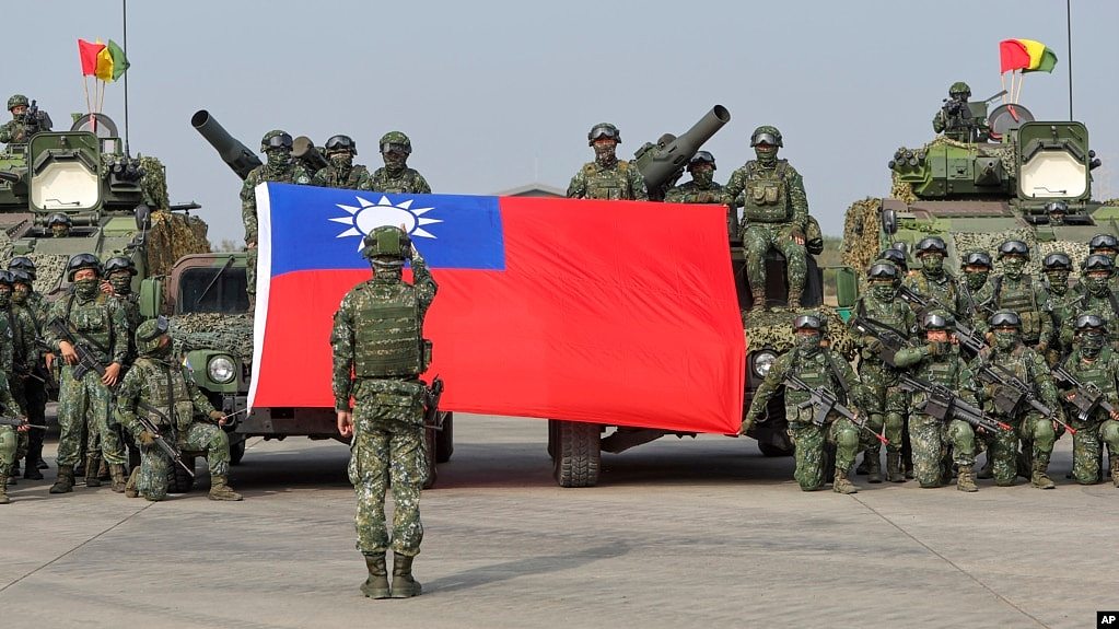 台湾士兵在高雄举行抗击中国军队入侵的军演前拍集体合照。（2023年1月11日）