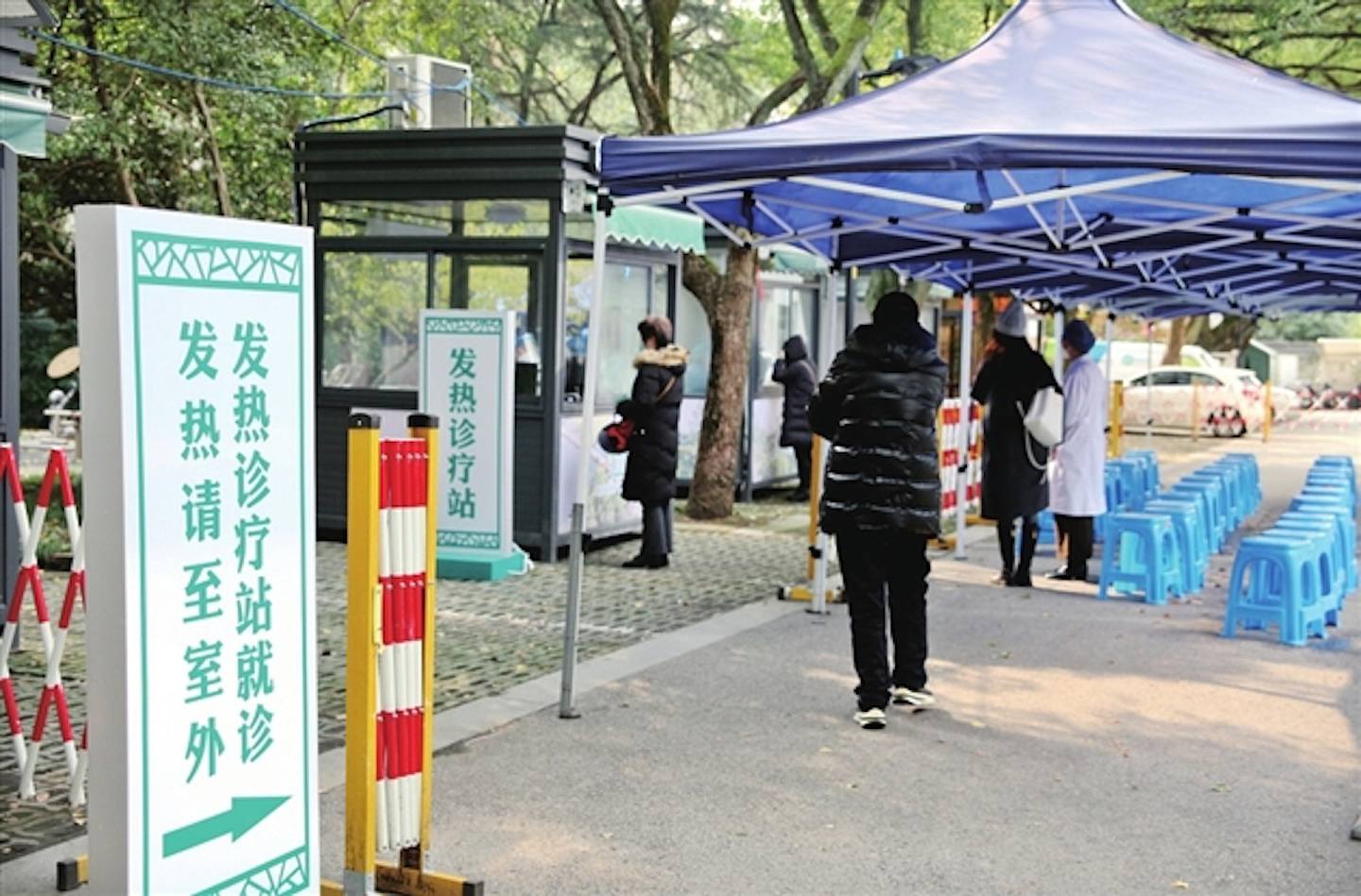 江苏苏州将核酸亭变为发热诊疗站，保证民众就近就医需求。 （苏州日报）