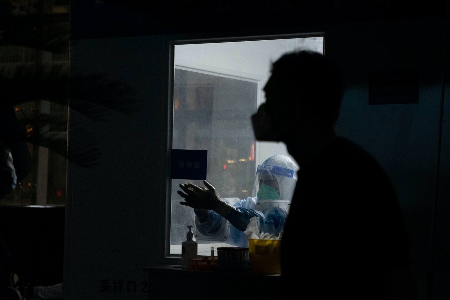 5月31日，上海，核酸检测亭里，职员消毒双手。 （Ng Han Guan／美联社）
