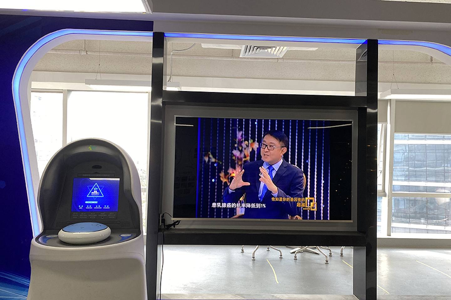 深圳核子基因总部，创始人张核子接受节目访谈的片段在电视上循环播放。 （南方周末记者）