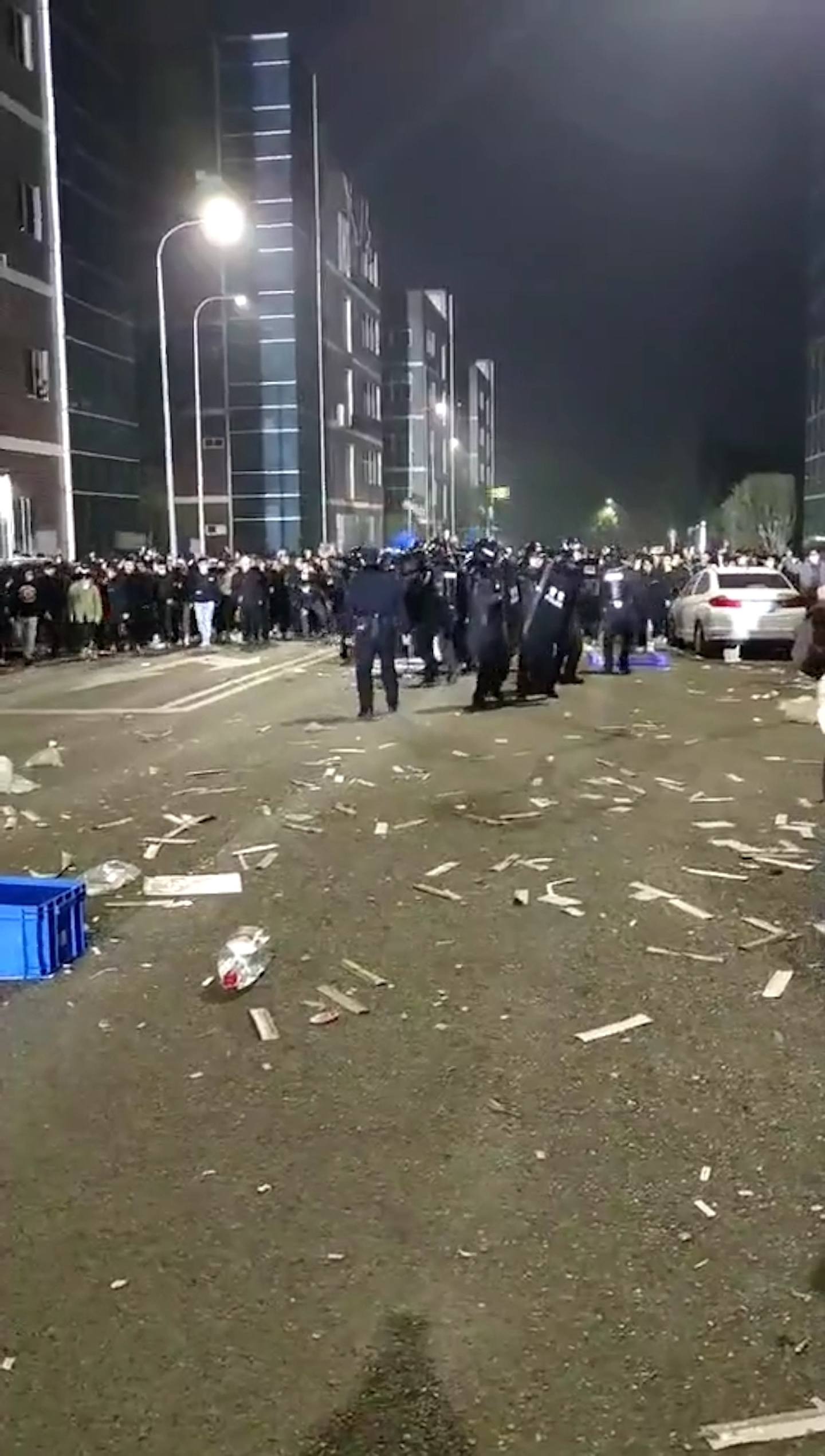 示威工人向警察投掷胶椅、胶箱等杂物，全副武装并持有盾牌的防暴警察也不敌示威工人，一直后退。 （影片截图）