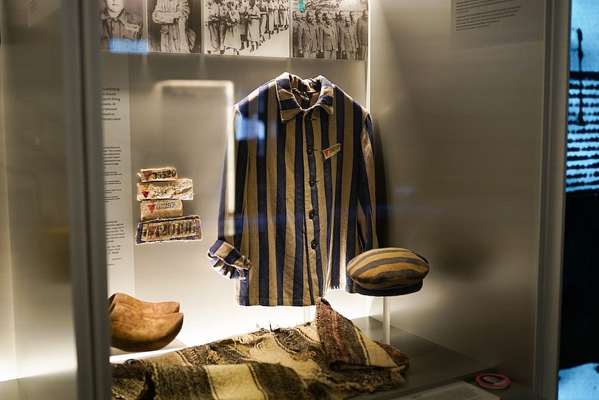 博物馆橱窗内的一件囚犯制服