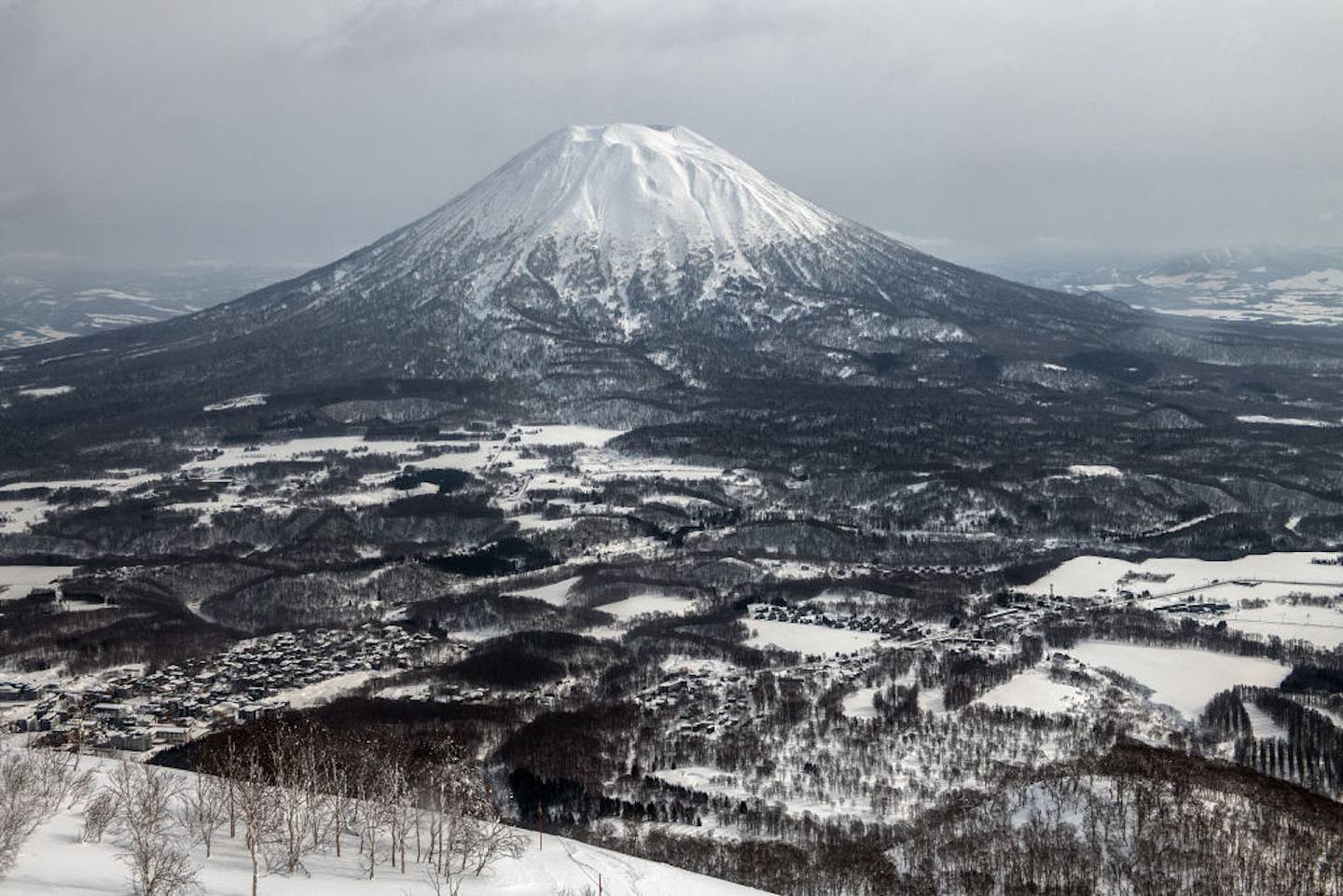 北海道俱知安町羊蹄山，图片摄于2021年1月（Getty）