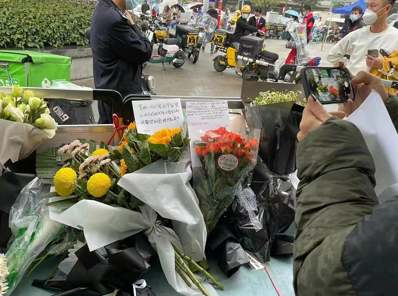 当局试图淡化广州宝马撞人事件，民众自发性前往献花。 图：翻摄自李老师不是你老师推特