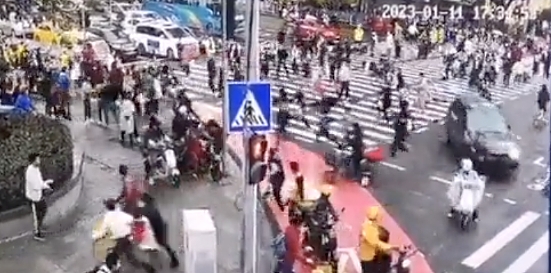 广州传出男子开车蓄意冲撞人群，导致至少5死13伤。 图：翻摄自推特影片