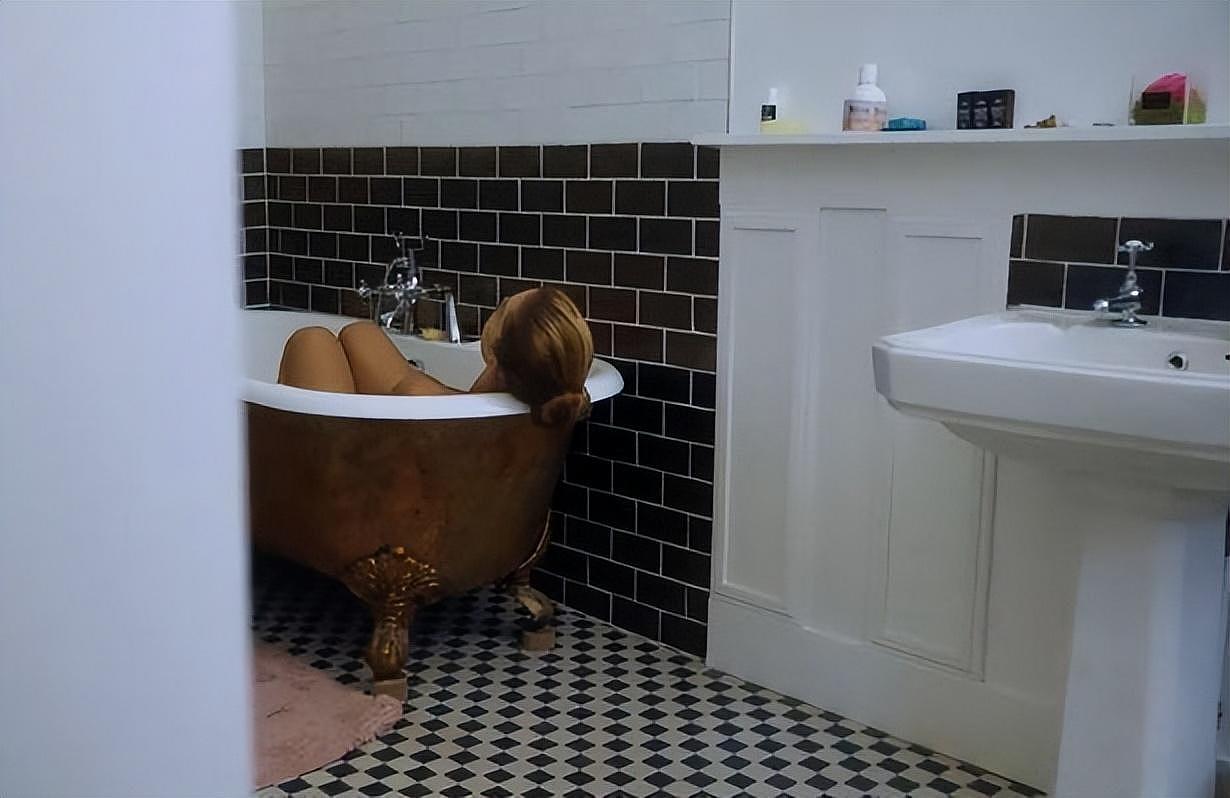 32岁英国女歌手赤身躺浴缸拍MV引粉丝怒赞（组图） - 2