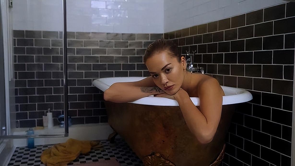32岁英国女歌手赤身躺浴缸拍MV引粉丝怒赞（组图） - 1