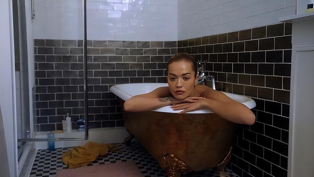 32岁英国女歌手赤身躺浴缸拍MV引粉丝怒赞（组图） - 3