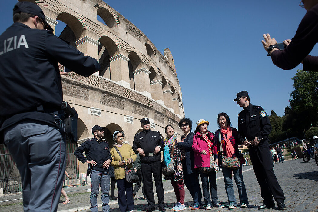 2016年，中国警察与中国游客在在罗马斗兽场前合影。