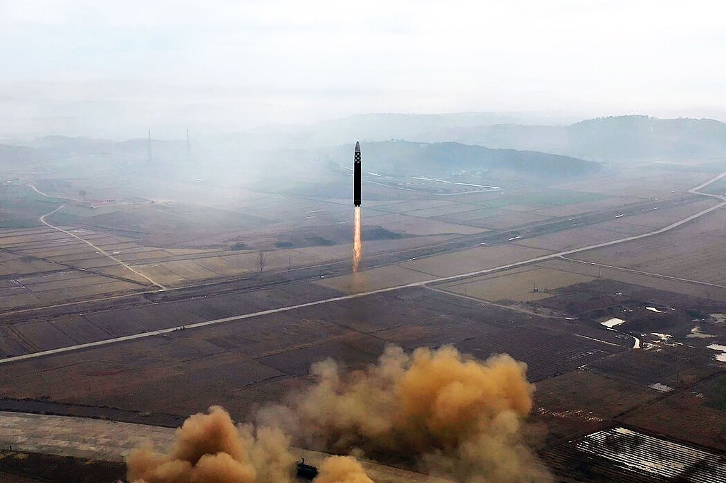 朝鲜官方媒体提供的一张照片显示，朝鲜在11月发射了一枚新型洲际弹道导弹。