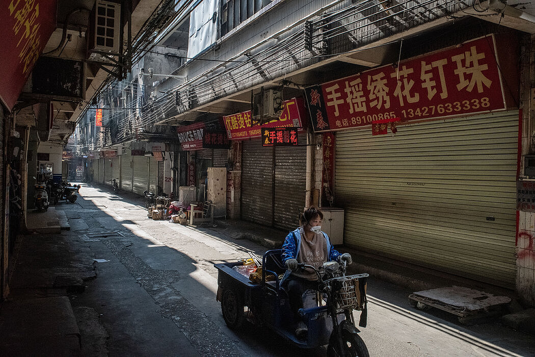广州一条街道两旁关门的小厂，摄于去年12月下旬。中国的新冠“清零”政策拖累了经济发展，中国领导人现在承认了这个现实，并开始做出反应。