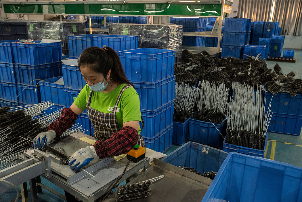 厨房设备制造商汇隆工业有限公司在广东一家工厂的生产线。对中国商业和监管环境的担忧已促使这家总部设在中国的企业在中国以外的地方设厂。