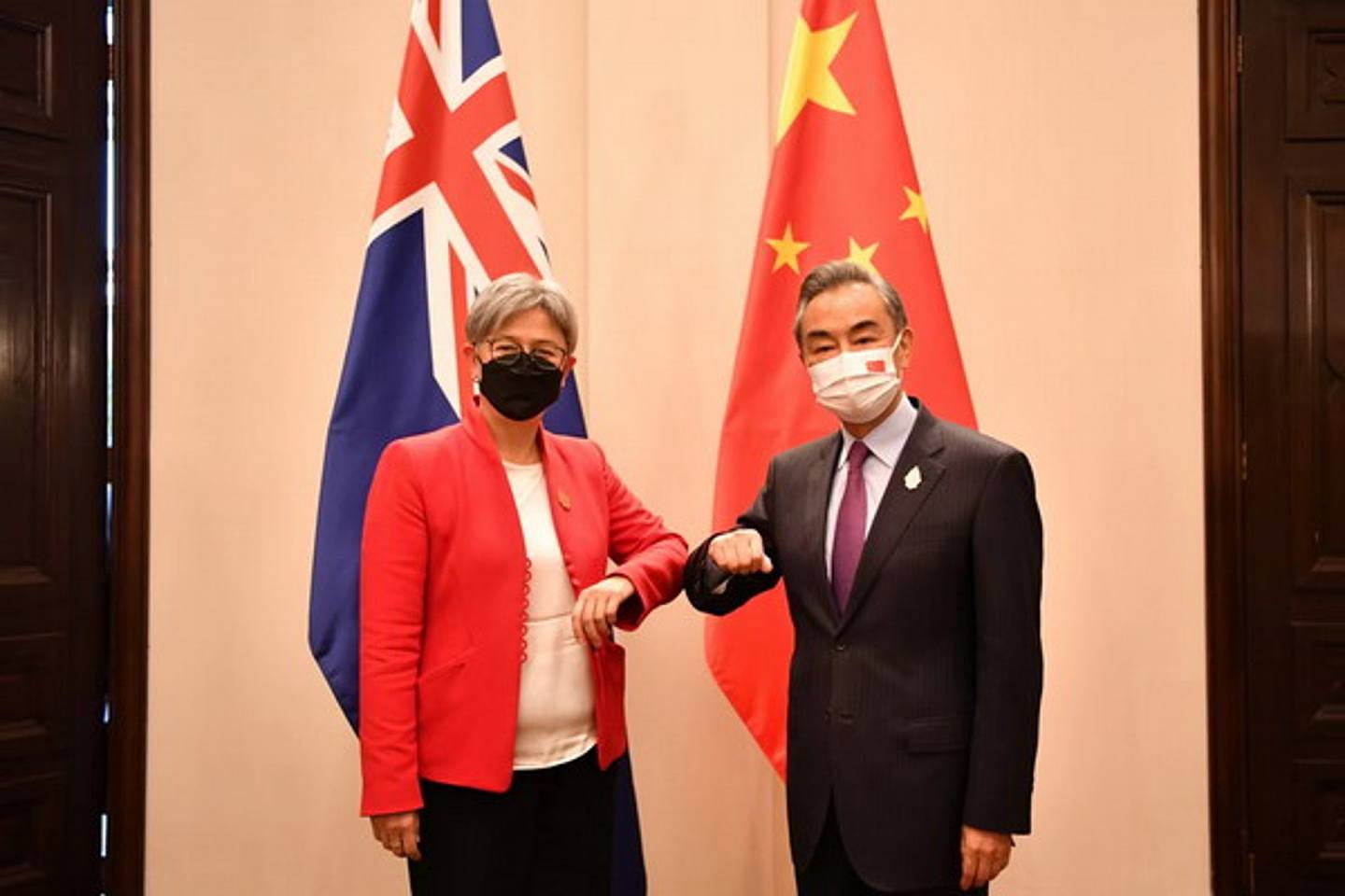 图为2022年7月8日，中国国务委员兼外长王毅（右）在印尼巴厘岛出席二十国集团（G20）外长会期间，应约会见澳洲外长黄英贤（左）。 （中国外交部）