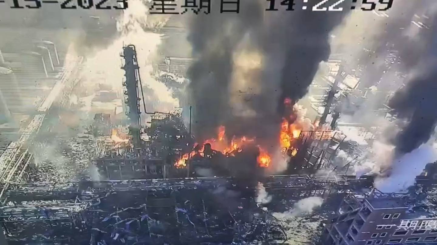 化工厂起火爆炸。 （影片截图）