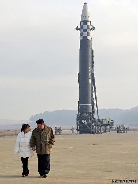 去年11月，金正恩带着女儿金朱爱亮相，背景为朝鲜的“火星17”洲际导弹