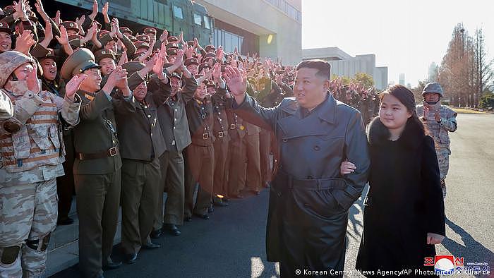 朝鲜官方去年11月27日公布的金正恩偕女儿金朱爱视察军队的照片
