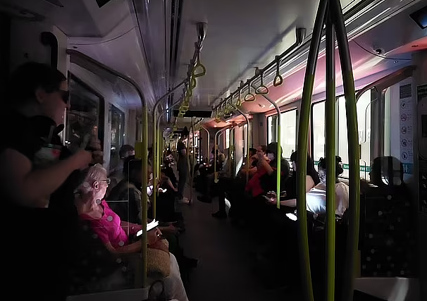 悉尼城铁今晨突发故障！数百乘客被困车厢1小时，“没灯没空调，想打000求救”（组图） - 2