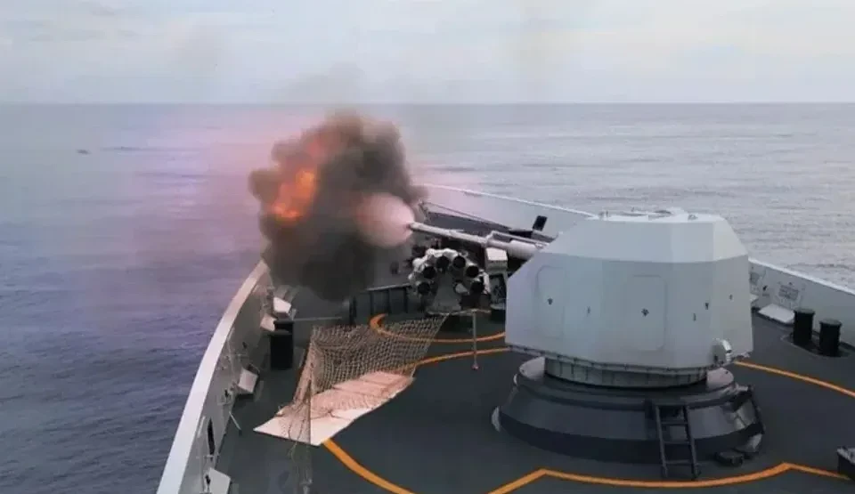 山東艦航母近日在南海實戰軍演，圖為參演艦的火炮射擊。   圖: 翻攝自陸媒人民海軍